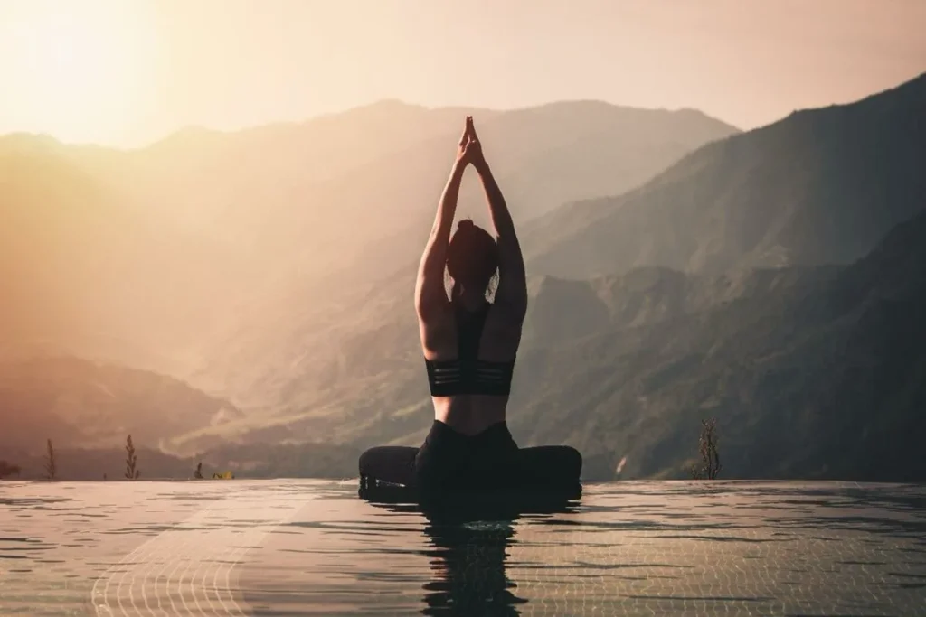 Yoga para Iniciantes e Seniores: As Melhores Posturas para Começar com Suavidade